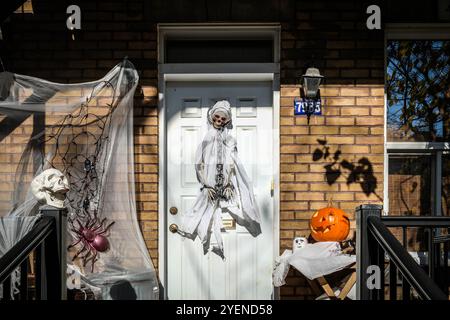 Montreal, Quebec, Canada. 31 ottobre 2024. Il giorno di Halloween viste generali delle strade di Montreal. (Credit Image: © Serkan Senturk/ZUMA Press Wire) SOLO PER USO EDITORIALE! Non per USO commerciale! Foto Stock