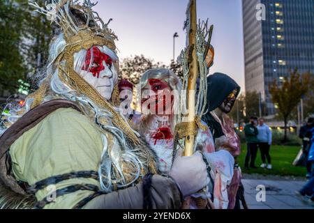 Der Zombiewalk a Essen, an Halloween zogen mehrere Hundert, teils als gruselige Zombies, Untote, verkleidet Menschen, vom Hauptbahnhof in den Ortsteil Rüttenscheid, NRW, Deutschland Zombiewalk **** The Zombiewalk a Essen, on Halloween diverse centinaia di persone, alcune vestite da zombie spaventose, non morti, dalla stazione ferroviaria principale di Rüttenscheid, dalla Germania Foto Stock