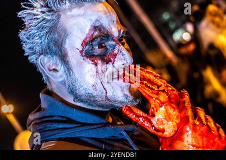 Der Zombiewalk a Essen, an Halloween zogen mehrere Hundert, teils als gruselige Zombies, Untote, verkleidet Menschen, vom Hauptbahnhof in den Ortsteil Rüttenscheid, NRW, Deutschland Zombiewalk **** The Zombiewalk a Essen, on Halloween diverse centinaia di persone, alcune vestite da zombie spaventose, non morti, dalla stazione ferroviaria principale di Rüttenscheid, dalla Germania Foto Stock