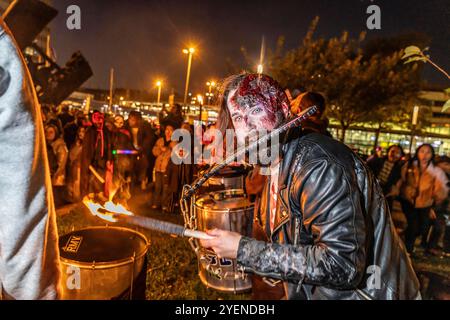 Der Zombiewalk a Essen, an Halloween zogen mehrere Hundert, teils als gruselige Zombies, Untote, verkleidet Menschen, vom Hauptbahnhof in den Ortsteil Rüttenscheid, NRW, Deutschland Zombiewalk **** The Zombiewalk a Essen, on Halloween diverse centinaia di persone, alcune vestite da zombie spaventose, non morti, dalla stazione ferroviaria principale di Rüttenscheid, dalla Germania Foto Stock