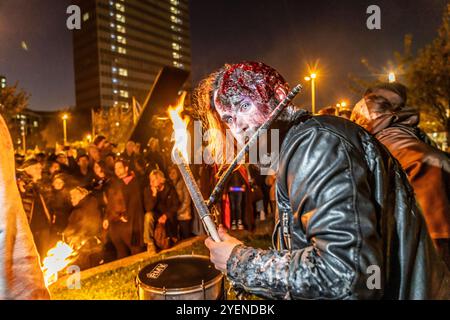 Der Zombiewalk a Essen, an Halloween zogen mehrere Hundert, teils als gruselige Zombies, Untote, verkleidet Menschen, vom Hauptbahnhof in den Ortsteil Rüttenscheid, NRW, Deutschland Zombiewalk **** The Zombiewalk a Essen, on Halloween diverse centinaia di persone, alcune vestite da zombie spaventose, non morti, dalla stazione ferroviaria principale di Rüttenscheid, dalla Germania Foto Stock