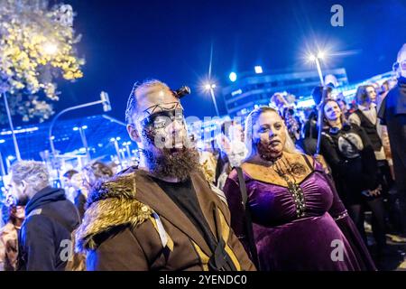 Der Zombiewalk a Essen, an Halloween zogen mehrere Hundert, teils als gruselige Zombies, Untote, verkleidet Menschen, vom Hauptbahnhof in den Ortsteil Rüttenscheid, NRW, Deutschland Zombiewalk **** The Zombiewalk a Essen, on Halloween diverse centinaia di persone, alcune vestite da zombie spaventose, non morti, dalla stazione ferroviaria principale di Rüttenscheid, dalla Germania Foto Stock