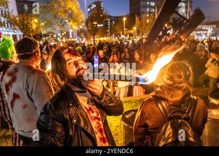 Der Zombiewalk a Essen, an Halloween zogen mehrere Hundert, teils als gruselige Zombies, Untote, verkleidet Menschen, vom Hauptbahnhof in den Ortsteil Rüttenscheid, NRW, Deutschland Zombiewalk **** The Zombiewalk a Essen, on Halloween diverse centinaia di persone, alcune vestite da zombie spaventose, non morti, dalla stazione ferroviaria principale di Rüttenscheid, dalla Germania Foto Stock