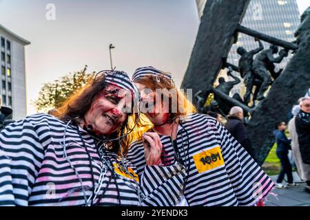 Der Zombiewalk a Essen, an Halloween zogen mehrere Hundert, teils als gruselige Zombies, Untote, verkleidet Menschen, vom Hauptbahnhof in den Ortsteil Rüttenscheid, NRW, Deutschland Zombiewalk **** The Zombiewalk a Essen, on Halloween diverse centinaia di persone, alcune vestite da zombie spaventose, non morti, dalla stazione ferroviaria principale di Rüttenscheid, dalla Germania Foto Stock