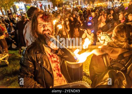 Der Zombiewalk a Essen, an Halloween zogen mehrere Hundert, teils als gruselige Zombies, Untote, verkleidet Menschen, vom Hauptbahnhof in den Ortsteil Rüttenscheid, NRW, Deutschland Zombiewalk **** The Zombiewalk a Essen, on Halloween diverse centinaia di persone, alcune vestite da zombie spaventose, non morti, dalla stazione ferroviaria principale di Rüttenscheid, dalla Germania Foto Stock