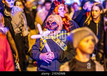 Der Zombiewalk a Essen, an Halloween zogen mehrere Hundert, teils als gruselige Zombies, Untote, verkleidet Menschen, vom Hauptbahnhof in den Ortsteil Rüttenscheid, NRW, Deutschland Zombiewalk **** The Zombiewalk a Essen, on Halloween diverse centinaia di persone, alcune vestite da zombie spaventose, non morti, dalla stazione ferroviaria principale di Rüttenscheid, dalla Germania Foto Stock