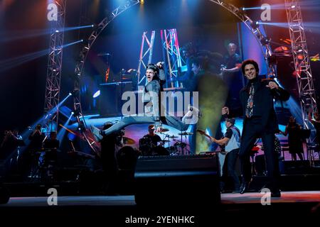 DATA DI RILASCIO: 17 gennaio 2025. TITOLO: Better Man. STUDIO: Sina Studios. DIRETTORE: Michael Gracey. TRAMA: Un singolare profilo della superstar pop britannica Robbie Williams. INTERPRETATO DA: JONNO DAVIES nel ruolo di Robbie Williams, NICK NICOLAS nel ruolo di Tom Jones. (Immagine di credito: © Sina Studios/Entertainment Pictures/ZUMAPRESS.com) SOLO PER USO EDITORIALE! Non per USO commerciale! Foto Stock