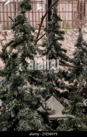 Alberi Evergreen innevati decorati per le feste. Foto Stock