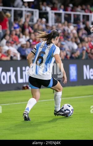 Louisville, Kentucky, Stati Uniti. 30 ottobre 2024. La difensore argentina Aldana Cometti (6) calcia la palla durante un'amichevole internazionale tra USWNT e Argentina al Lynn Family Stadium di Louisville, Kentucky. Crediti: Kindell Buchanan/Alamy Live News Foto Stock