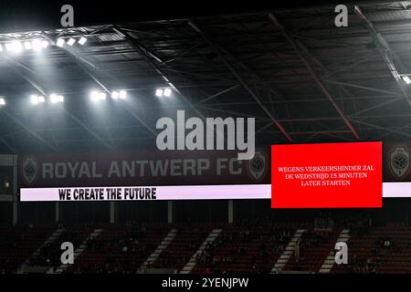 Bosuilstadion scoreboard con messaggio "Wegens verkeershinder zal de wedstrijd 15 minuti dopo Starten"/partita ritardata di 15 minuti a causa del traffico fotografato prima di una partita di calcio tra Anversa FC e KMSK Deinze durante il secondo round della stagione Croky Cup 2024-2025, giovedì 31 ottobre 2024 ad Anversa, Belgio. Crediti: Sportpix/Alamy Live News Foto Stock