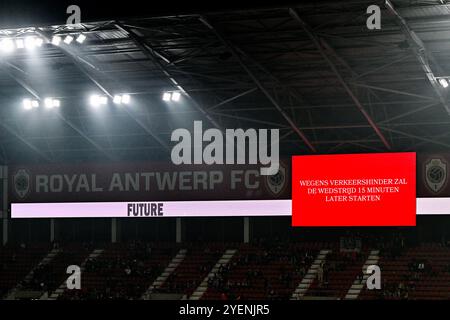 Bosuilstadion scoreboard con messaggio "Wegens verkeershinder zal de wedstrijd 15 minuti dopo Starten"/partita ritardata di 15 minuti a causa del traffico fotografato prima di una partita di calcio tra Anversa FC e KMSK Deinze durante il secondo round della stagione Croky Cup 2024-2025, giovedì 31 ottobre 2024 ad Anversa, Belgio. Crediti: Sportpix/Alamy Live News Foto Stock