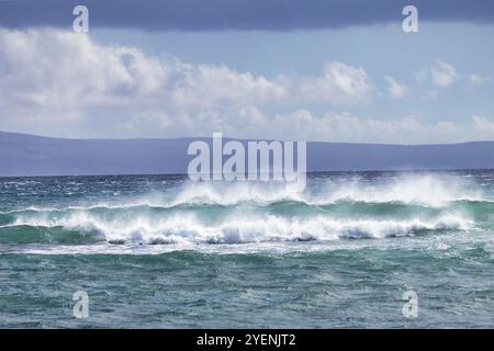 Onde spumeggianti che si infrangono sul surf di maui. Foto Stock