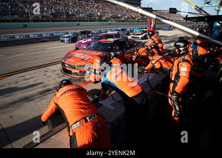 Homestead, Florida, Stati Uniti. 27 ottobre 2024. L'equipaggio della RFK Racing esegue un pit stop durante il Straight Talk Wireless 400 all'Homestead-Miami Speedway di Homestead FL. (Credit Image: © Walter G. Arce Sr./ASP via ZUMA Press Wire) SOLO PER USO EDITORIALE! Non per USO commerciale! Foto Stock