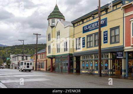 Skagway, Alaska, Stati Uniti - 23 settembre 2024: Negozi all'esterno di una strada nella città di Skagway, Alaska, nella corsa all'oro di Klondike. Foto Stock