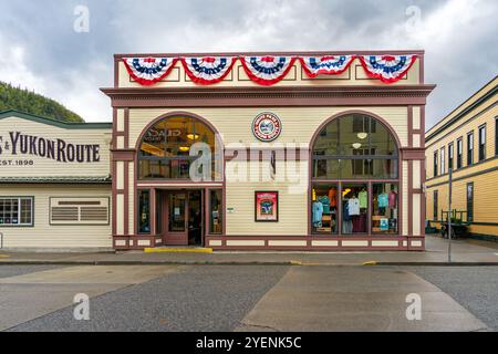 Skagway, Alaska, Stati Uniti d'America - 23 settembre 2024: Edificio esterno della ferrovia White Pass e Yukon Route Railway situato nella città di Skagway, Ala, nella corsa all'oro di Klondike Foto Stock