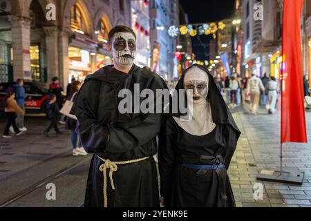 31 ottobre 2024: Istanbul, Turchia, 31 ottobre 2024: Persone che si divertono con il trucco di Halloween in costumi a Istanbul durante la celebrazione annuale della tradizionale Vigilia di Allah, il tempo dell'anno liturgico dedicato alla memoria dei morti, tra cui santi, martiri e fedeli credenti defunti. (Credit Image: © Tolga Ildun/ZUMA Press Wire) SOLO PER USO EDITORIALE! Non per USO commerciale! Foto Stock