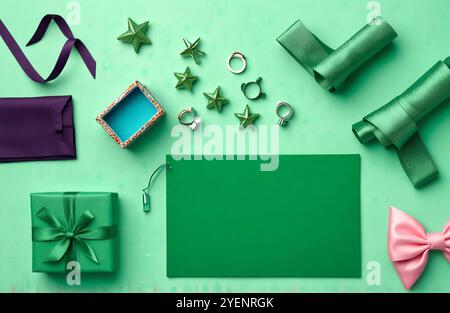 Festa dei Padri felice. Composizione piatta con omaggi, su sfondo verde Foto Stock