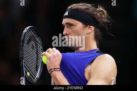 Parigi, Francia. 31 ottobre 2024. La Germania Alexander Zverev reagisce durante il singolare di 16 partite tra la Germania Alexander Zverev e la Francia Arthur Fils al torneo di tennis ATP Masters 1000 di Parigi, Francia, 31 ottobre 2024. Crediti: Gao Jing/Xinhua/Alamy Live News Foto Stock