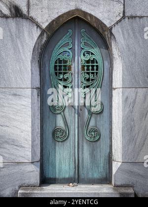 Mausoleo Doors nel cimitero di Bonaventure, Savannah, Georgia, Stati Uniti Foto Stock