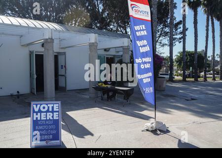 San Diego, Stati Uniti. 31 ottobre 2024. Il cartello "Vota qui” è visibile fuori da un seggio elettorale. Le elezioni presidenziali degli Stati Uniti si terranno martedì 5 novembre, con i candidati Trump e Harris. In California, le votazioni anticipate sono iniziate il 26 ottobre e continueranno fino al 5 novembre, con gli elettori in grado di esprimere il proprio voto nei centri di voto designati. Tutti i centri di voto chiuderanno alle 20:00 del giorno delle elezioni. Credito: SOPA Images Limited/Alamy Live News Foto Stock