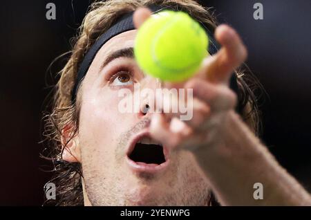 Parigi, Francia. 31 ottobre 2024. Stefanos Tsitsipas di Grecia serve durante il singolare di 16 partite tra Stefanos Tsitsipas di Grecia e Francisco Cerundolo di Argentina al torneo di tennis ATP Masters 1000 di Parigi, Francia, 31 ottobre 2024. Crediti: Gao Jing/Xinhua/Alamy Live News Foto Stock