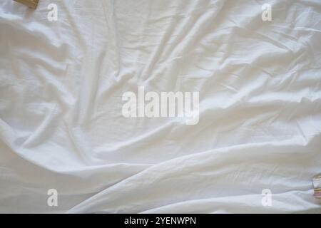Uno sfondo in tessuto bianco dalla trama perfetta per creare progetti di design eleganti Foto Stock