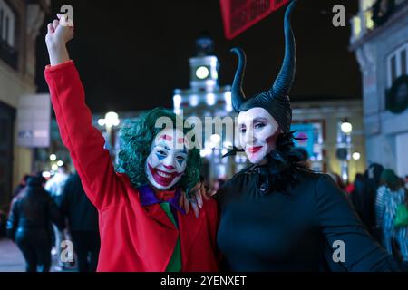 Madrid, Spagna. 31 ottobre 2024. Le donne in costume camminano per il centro di Madrid durante la celebrazione di Halloween. Come ogni anno, dozzine di persone si vestono e sono scese per le strade di Madrid per festeggiare Halloween. (Foto di David Canales/SOPA Images/Sipa USA) credito: SIPA USA/Alamy Live News Foto Stock