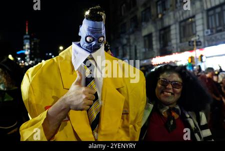 New York, United ha dichiarato. 31 ottobre 2024. Un partecipante vestito con un costume da Beetlejuice percorre la Sixth Avenue all'annuale Halloween Parade di giovedì 31 ottobre 2024 a New York. Migliaia di partecipanti partecipano alla sfilata che presenta costumi tradizionali e non tradizionali, ballerini, marionette giganti e musica. Foto di John Angelillo/UPI credito: UPI/Alamy Live News Foto Stock