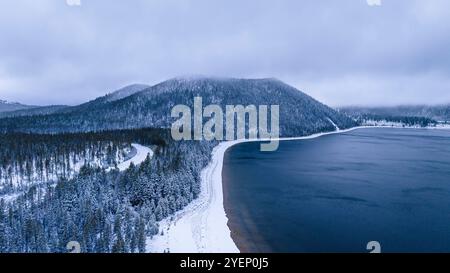 Vista aerea della Caldera di Newberry dopo una tempesta invernale, nell'Oregon centrale, Stati Uniti Foto Stock