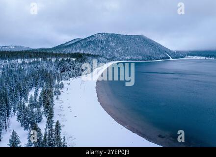 Vista aerea della Caldera di Newberry dopo una tempesta invernale, nell'Oregon centrale, Stati Uniti Foto Stock