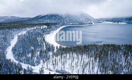 Vista aerea della Caldera di Newberry dopo una tempesta invernale, nell'Oregon centrale, Stati Uniti Foto Stock