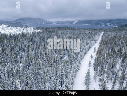 Vista aerea della Caldera di Newberry dopo una tempesta invernale, nell'Oregon centrale, Stati Uniti Foto Stock