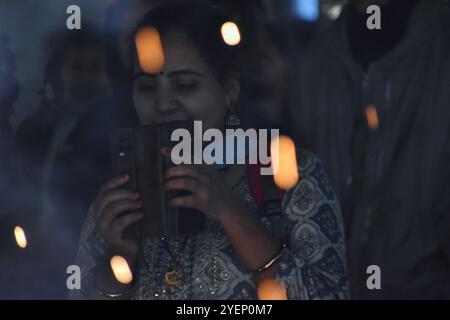 Srinagar, India. 31 ottobre 2024. Un turista indù che scatta foto in occasione di Diwali, il festival indù delle luci vicino alla torre dell'orologio di Srinagar, Kashmir controllato dall'India, giovedì 31 ottobre 2024. (Foto di Mubashir Hassan/Pacific Press) credito: Pacific Press Media Production Corp./Alamy Live News Foto Stock