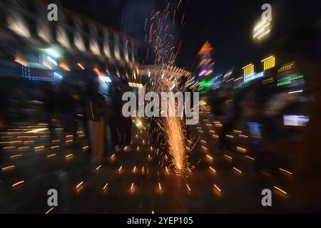 Srinagar, Jammu e Kashmir, India. 31 ottobre 2024. I turisti indù accendono i cracker in occasione di Diwali, il festival indù delle luci vicino alla torre dell'orologio di Srinagar, Kashmir controllato dall'India, giovedì 31 ottobre 2024. (Credit Image: © Mubashir Hassan/Pacific Press via ZUMA Press Wire) SOLO PER USO EDITORIALE! Non per USO commerciale! Foto Stock