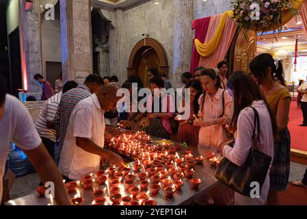 Bangkok, Thailandia. 31 ottobre 2024. I devoti celebrano, Diwali o Dipawali (Festival delle luci), che simboleggia la vittoria della luce sulle tenebre all'indù Dharma Sabha - Vishnu Mandir. (Credit Image: © Teera Noisakran/Pacific Press via ZUMA Press Wire) SOLO PER USO EDITORIALE! Non per USO commerciale! Foto Stock