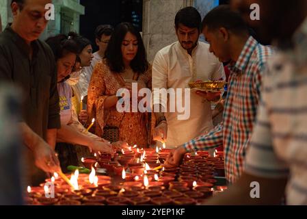 Bangkok, Thailandia. 31 ottobre 2024. I devoti celebrano, Diwali o Dipawali (Festival delle luci), che simboleggia la vittoria della luce sulle tenebre all'indù Dharma Sabha - Vishnu Mandir. (Credit Image: © Teera Noisakran/Pacific Press via ZUMA Press Wire) SOLO PER USO EDITORIALE! Non per USO commerciale! Foto Stock