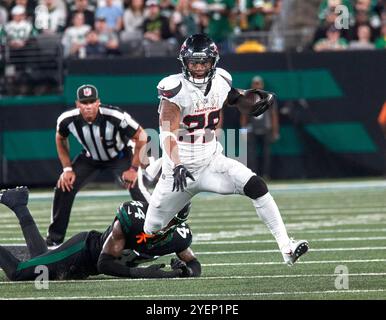 East Rutherford, New Jersey. 31/10/2024, il running back degli Houston Texans Joe Mixon (28) cerca di correre contro i New York Jets durante una partita NFL al MetLife Stadium di East Rutherford, New Jersey. Duncan Williams/CSM Foto Stock