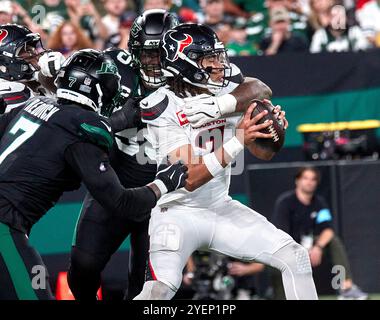East Rutherford, New Jersey. 31/10/2024, il quarterback degli Houston Texans C.J. Stroud (7) è sack del defensive tackle dei New York Jets Quinnen Williams (95) durante una partita della NFL al MetLife Stadium di East Rutherford, New Jersey. Duncan Williams/CSM Foto Stock