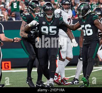 East Rutherford, New Jersey. 31/10/2024, il defensive tackle dei New York Jets Quinnen Williams (95) reagisce dopo aver svincolato il quarterback degli Houston Texans C.J. Stroud (7) durante una partita della NFL al MetLife Stadium di East Rutherford, New Jersey. Duncan Williams/CSM Foto Stock