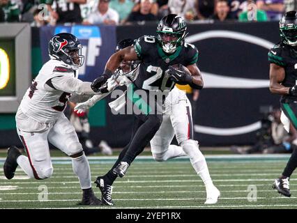East Rutherford, New Jersey. 31/10/2024, il running back dei New York Jets Breece Hall (20) cerca un posto per correre contro gli Houston Texans durante una partita della NFL al MetLife Stadium di East Rutherford, New Jersey. Duncan Williams/CSM Foto Stock