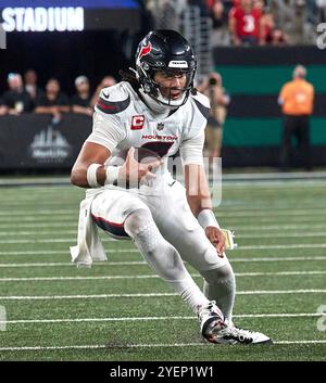 East Rutherford, New Jersey. 31/10/2024, il quarterback degli Houston Texans C.J. Stroud (7) cerca di correre durante una partita della NFL contro i New York Jets al MetLife Stadium di East Rutherford, New Jersey. Duncan Williams/CSM Foto Stock
