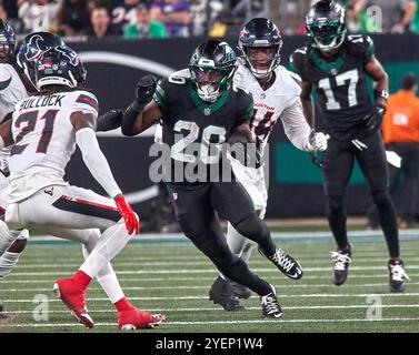 East Rutherford, New Jersey. 31/10/2024, il running back dei New York Jets Breece Hall (20) cerca un posto per correre contro gli Houston Texans durante una partita della NFL al MetLife Stadium di East Rutherford, New Jersey. Duncan Williams/CSM Foto Stock