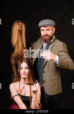 Capelli lunghi. Capelli lunghi bruna bionda. Parrucchiere maschile e donna bella. Bellezza e salute perfetta dei capelli. Modello di bellezza con parrucchiere maschile. Foto Stock