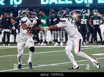 East Rutherford, New Jersey. 31/10/2024, il quarterback degli Houston Texans C.J. Stroud (7) passa al running back Joe Mixon (28) durante una gara della NFL contro i New York Jets al MetLife Stadium di East Rutherford, New Jersey. Duncan Williams/CSM Foto Stock