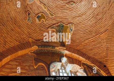 Mosaici danneggiati della chiesa di Chora o della moschea di Kariye. Istanbul Turchia - 8.17.2024 Foto Stock