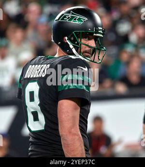 East Rutherford, New Jersey. 31/10/2024, il quarterback dei New York Jets Aaron Rodgers (8) durante una gara della NFL contro gli Houston Texans al MetLife Stadium di East Rutherford, New Jersey. Duncan Williams/CSM Foto Stock