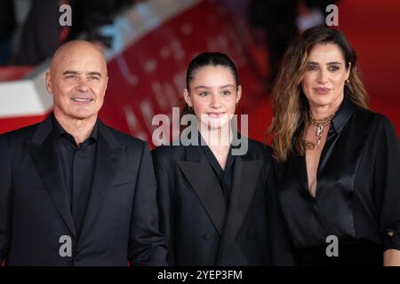 Roma, RM, Italia. 26 ottobre 2024. Gli attori italiani Luisa Ranieri e Luca Zingaretti insieme alla figlia Emma Zingaretti partecipano al Red carpet durante il 19° Festival del Cinema di Roma all'Auditorium Parco della musica. (Credit Image: © Gennaro Leonardi/Pacific Press via ZUMA Press Wire) SOLO PER USO EDITORIALE! Non per USO commerciale! Foto Stock