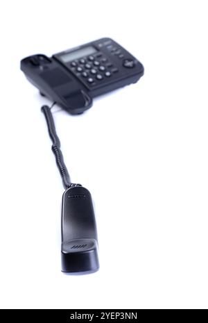 il telefono nero con il tubo prelevato su sfondo bianco è isolato Foto Stock