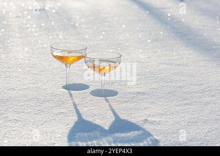 Due bicchieri di champagne nella neve Foto Stock