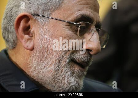 Teheran, Iran. 31 ottobre 2024. Il generale di brigata iraniano ESMAIL QAANI, capo della forza Quds del corpo delle guardie rivoluzionarie islamiche (IRGC), partecipa a una cerimonia in Piazza Palestina a Teheran, per commemorare il defunto Hashem Safieddine, un importante chierico che doveva succedere al leader assassinato degli Hezbollah Hassan Nasrallah, ucciso da un attacco aereo israeliano a Beirut. Qaani, nominato dal leader supremo dopo la morte di Qasem Soleimani, guida le operazioni extraterritoriali della forza Quds. Nell'ottobre 2024, voci suggerivano che fosse rimasto ferito o ucciso al fianco di Hashem Safieddine nel da Foto Stock